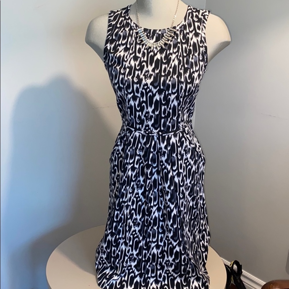 Knee length pencil dress with pockets!